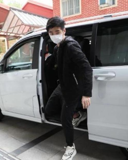 何超莲|何超莲与窦骁参加赌王葬礼，四太看见后，愿放下成见与女婿共乘一车