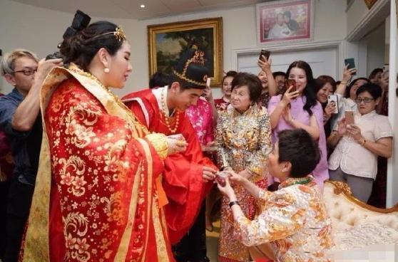 何超莲|何超莲与窦骁参加赌王葬礼，四太看见后，愿放下成见与女婿共乘一车