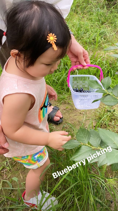 李亚男|王祖蓝玩盲搭挑战，穿女装比老婆还性感，李亚男挺孕肚四肢纤细
