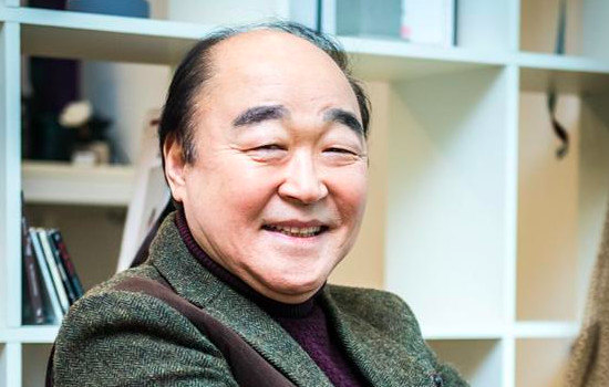 《熔炉》校长扮演者称妻子看电影后吓得3天不和他说话,路人认出他转身