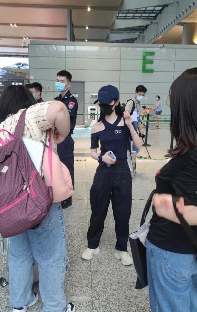 鞠婧祎|鞠婧祎生图翻车？矮小瘦弱侧面宛如火柴人，“五五分”身材又被嘲