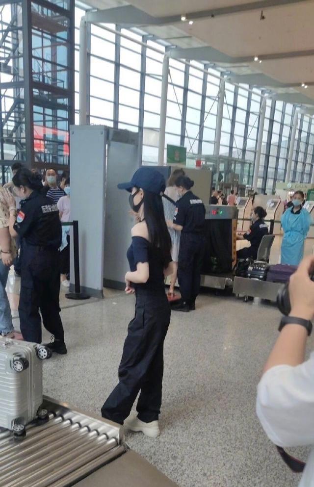 鞠婧祎|鞠婧祎生图翻车？矮小瘦弱侧面宛如火柴人，“五五分”身材又被嘲