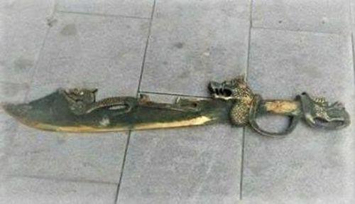 |女子提着长刀去鉴宝，并称是武侠小说里的屠龙宝刀，真相令人愤怒