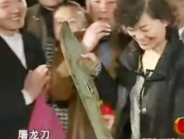 |女子提着长刀去鉴宝，并称是武侠小说里的屠龙宝刀，真相令人愤怒