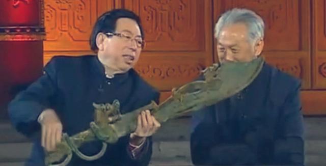 |女子提着长刀去鉴宝，并称是武侠小说里的屠龙宝刀，真相令人愤怒