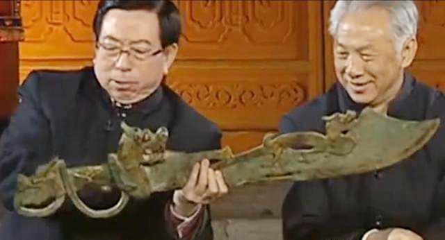 |女子提着长刀去鉴宝，并称是武侠小说里的屠龙宝刀，真相令人愤怒