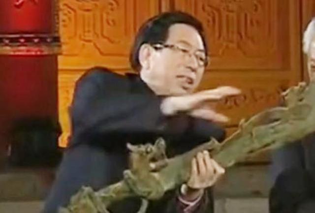 |女子提着长刀去鉴宝，并称是武侠小说里的屠龙宝刀，真相令人愤怒