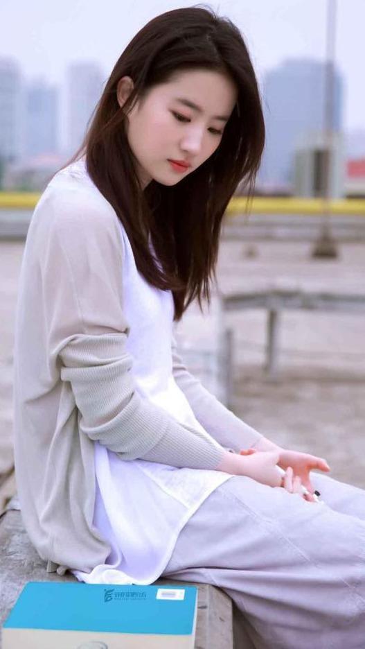 刘亦菲|刘亦菲凭啥演《花木兰》女主？明明可以靠脸吃饭，她却偏要靠实力