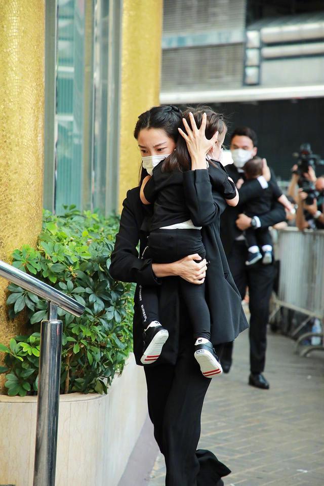 齐娇gigi嫁入豪门,赌王出殡携女低调现身