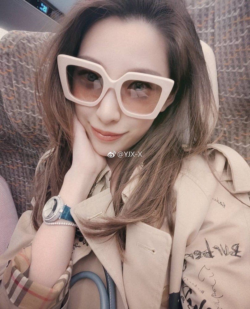 齐娇gigi嫁入豪门,赌王出殡携女低调现身