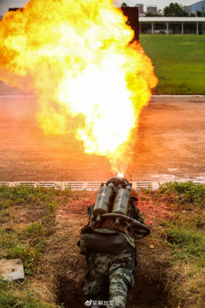 燃多角度实拍防化兵喷火训练