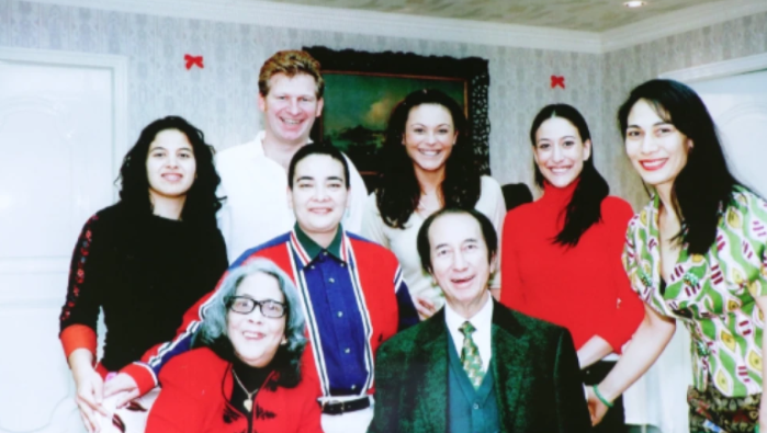 何鸿燊|赌王出殡后，大房、三房与何鸿燊旧照公开，赌王和两房合影的状态截然不同