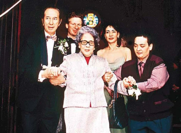 何鸿燊|赌王出殡后，大房、三房与何鸿燊旧照公开，赌王和两房合影的状态截然不同