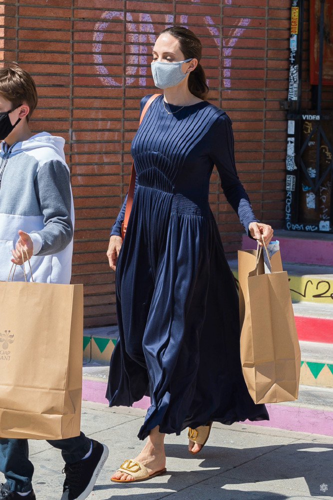 安吉丽娜·朱莉|帅！安吉丽娜·朱莉带12岁儿子出门，男神气质不输老爸布拉德·皮特