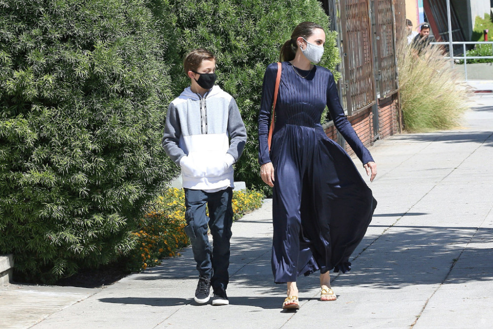 安吉丽娜·朱莉|帅！安吉丽娜·朱莉带12岁儿子出门，男神气质不输老爸布拉德·皮特