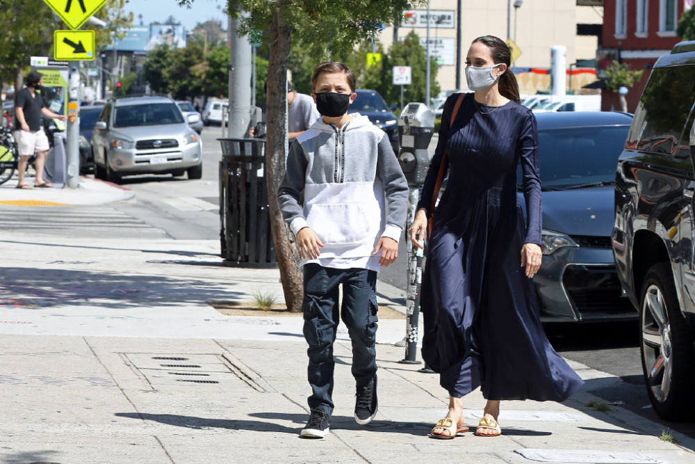 安吉丽娜·朱莉|帅！安吉丽娜·朱莉带12岁儿子出门，男神气质不输老爸布拉德·皮特