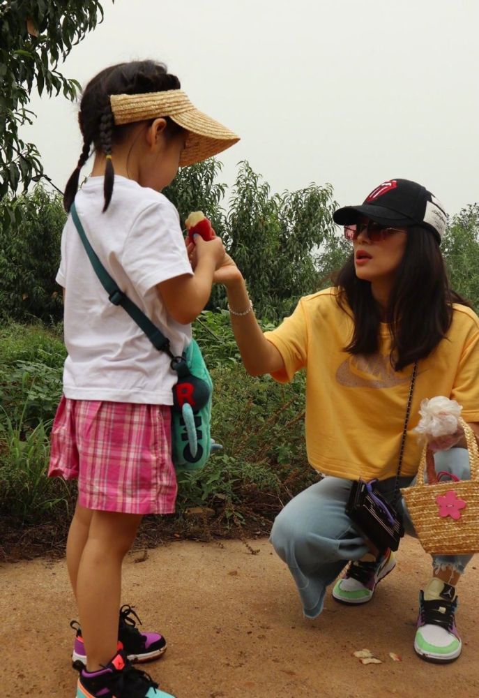 章子怡|章子怡晒一家四口近照，细节表明小苹果会来事，难怪母女感情超好