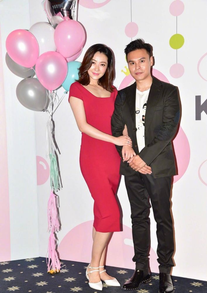 章子怡|章子怡晒一家四口近照，细节表明小苹果会来事，难怪母女感情超好