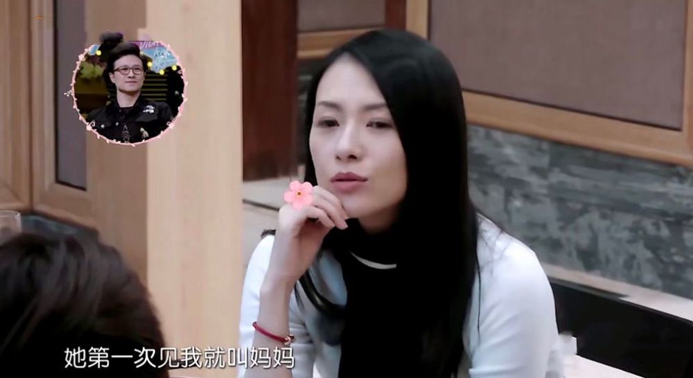 章子怡|章子怡晒一家四口近照，细节表明小苹果会来事，难怪母女感情超好