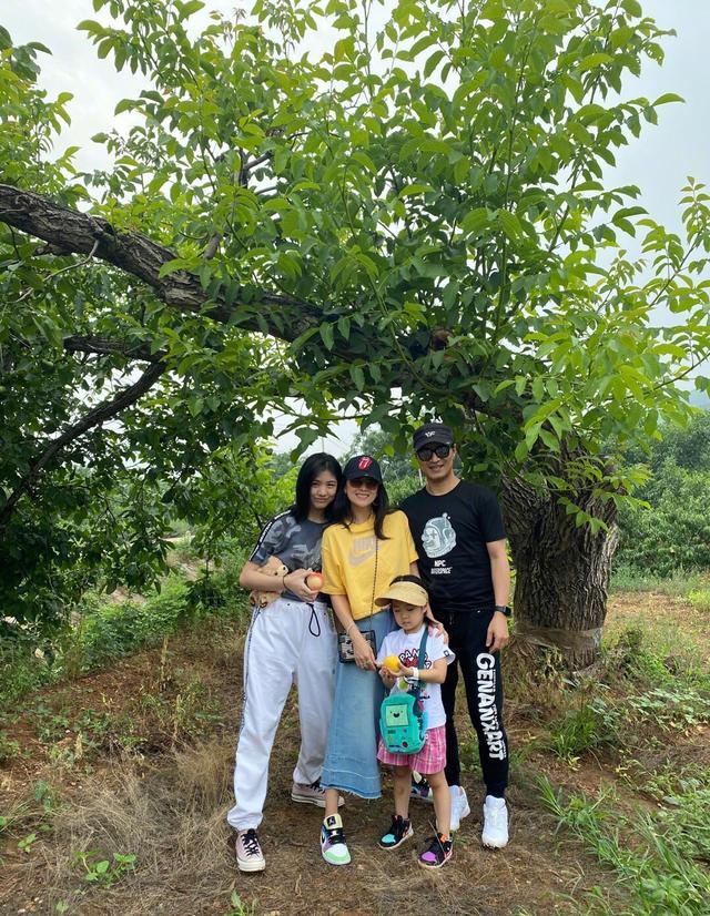 章子怡|被养女直追颜值，亲女儿却神似汪峰，章子怡带娃爬山破怀孕消息