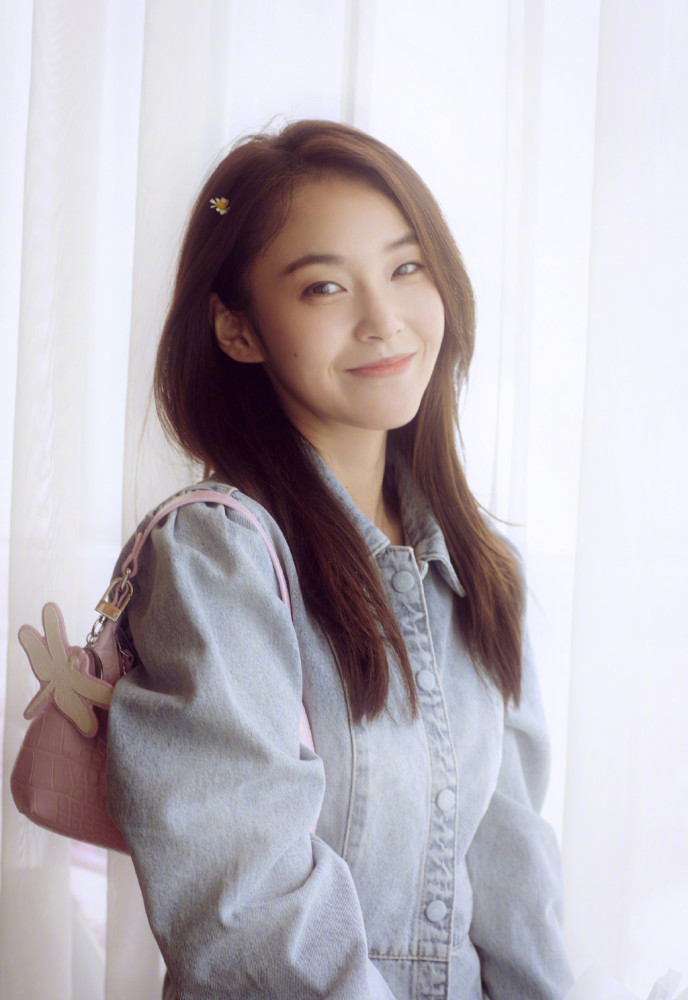 张佳宁甜出蜜来了穿浅色牛仔装背粉色小包包31岁嫩得像少女