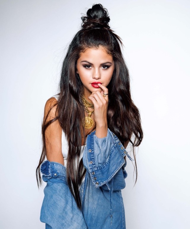 28岁赛琳娜戈麦兹晒近照自家后院素颜晒太阳演绎阳光小美女