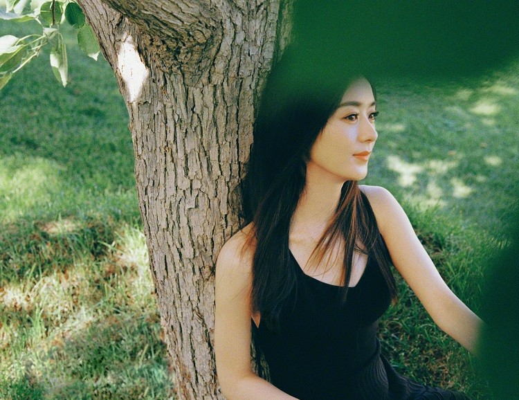 赵丽颖|赵丽颖露背小黑裙时尚大片，清纯又有点小性感，身材曲线太优越了