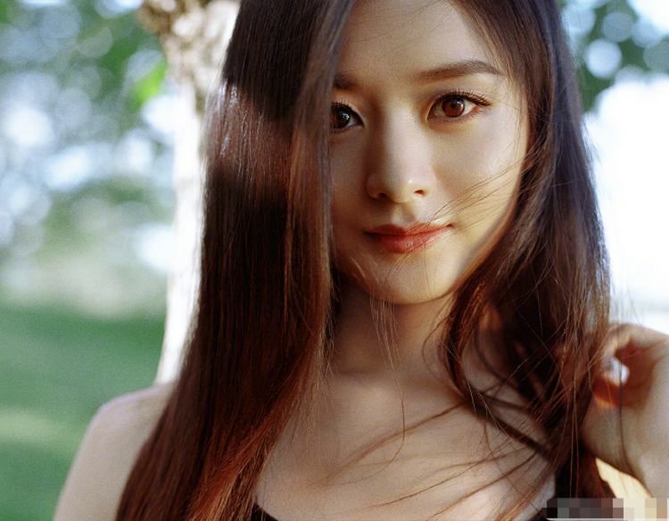 赵丽颖|赵丽颖露背小黑裙时尚大片，清纯又有点小性感，身材曲线太优越了