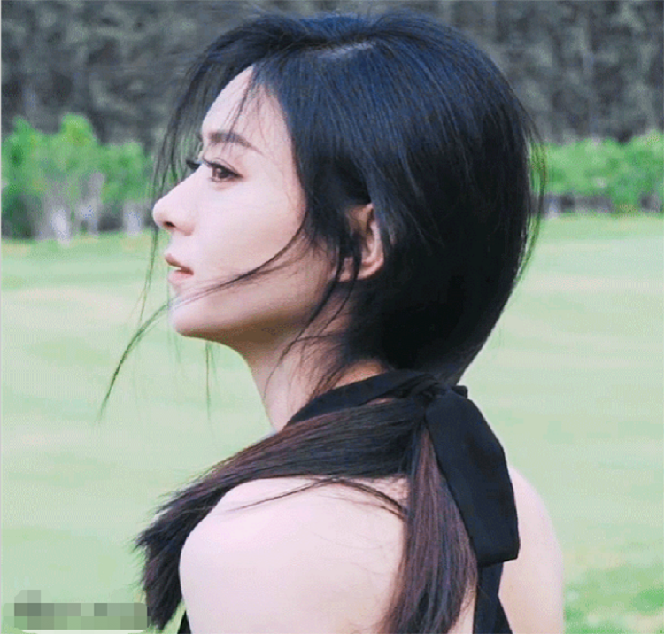 赵丽颖|赵丽颖露背小黑裙时尚大片，清纯又有点小性感，身材曲线太优越了