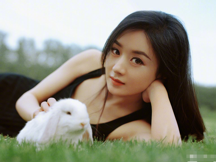 赵丽颖|赵丽颖露背小黑裙时尚大片，清纯又有点小性感，身材曲线太优越了