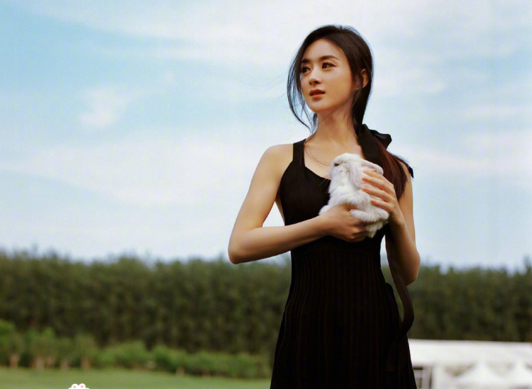 赵丽颖|赵丽颖露背小黑裙时尚大片，清纯又有点小性感，身材曲线太优越了