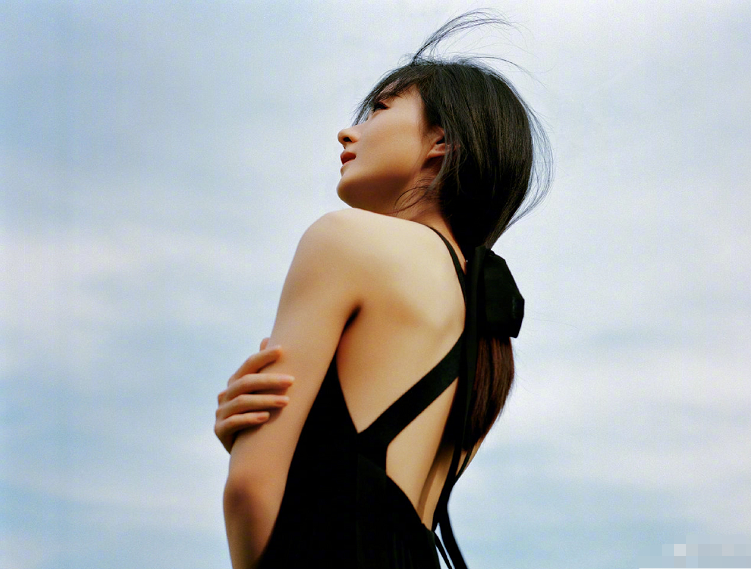 赵丽颖|赵丽颖露背小黑裙时尚大片，清纯又有点小性感，身材曲线太优越了