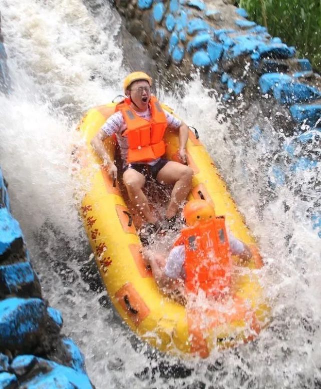数百名游客在大余丫山浪漫漂流游客直呼很过瘾
