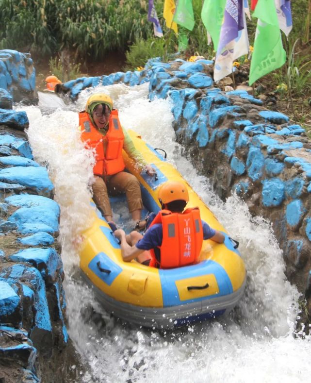 丫山漂流位于大余丫山景区全程3.