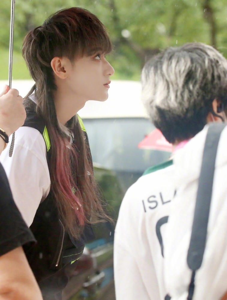 黄子韬|黄子韬多宠徐艺洋？首关注不算什么，把自己最喜欢的原创送出才甜