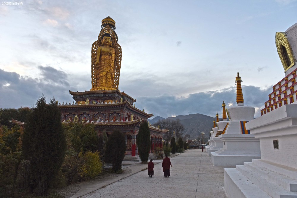 青海藏传佛教寺院是热贡艺术发祥地盛产技艺精湛的唐卡