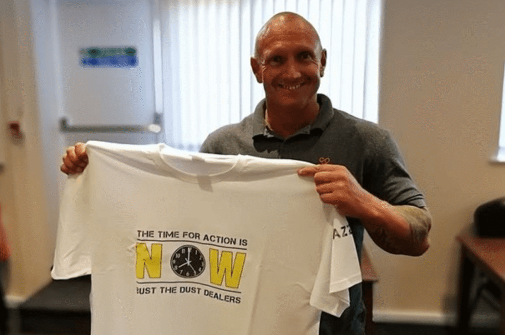 乔纳森·贝利|英国男子预告上吊后开直播，400多名观众围观没能阻止他自杀