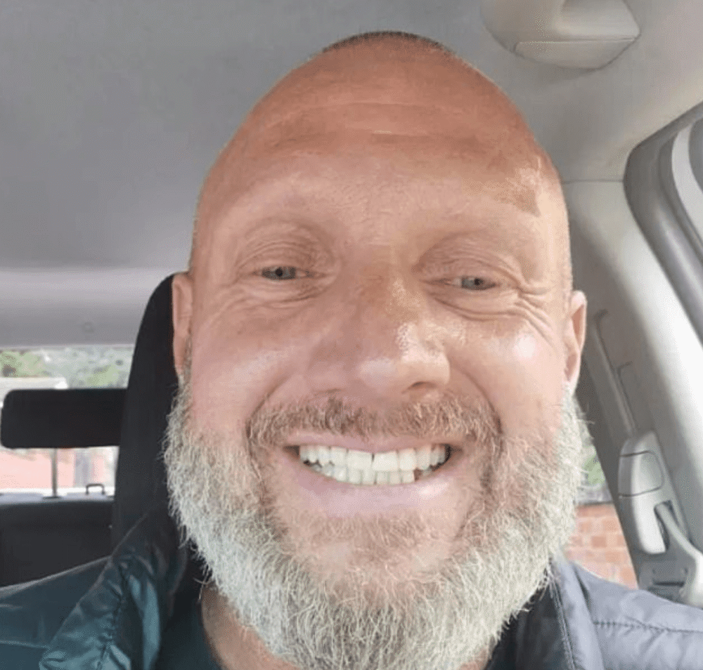 乔纳森·贝利|英国男子预告上吊后开直播，400多名观众围观没能阻止他自杀