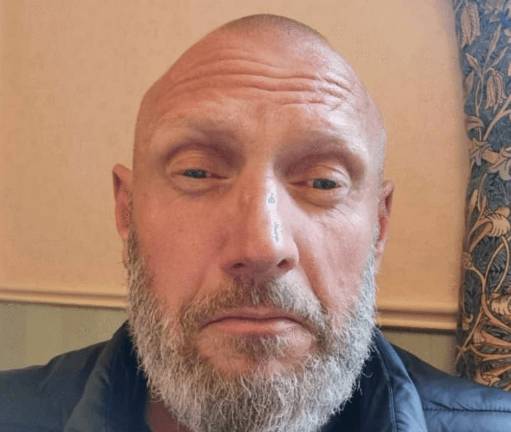 乔纳森·贝利|英国男子预告上吊后开直播，400多名观众围观没能阻止他自杀