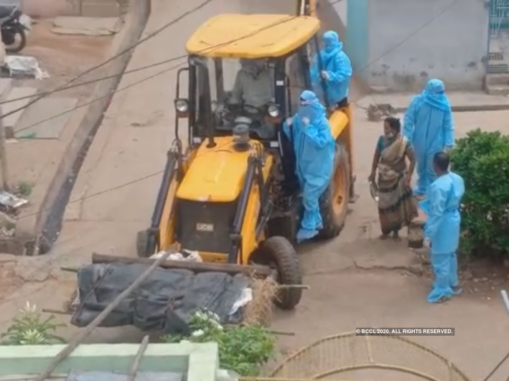 印度_社会|印度新冠死者遗体遭拒载后，医生主动请缨开拖拉机运送遗体