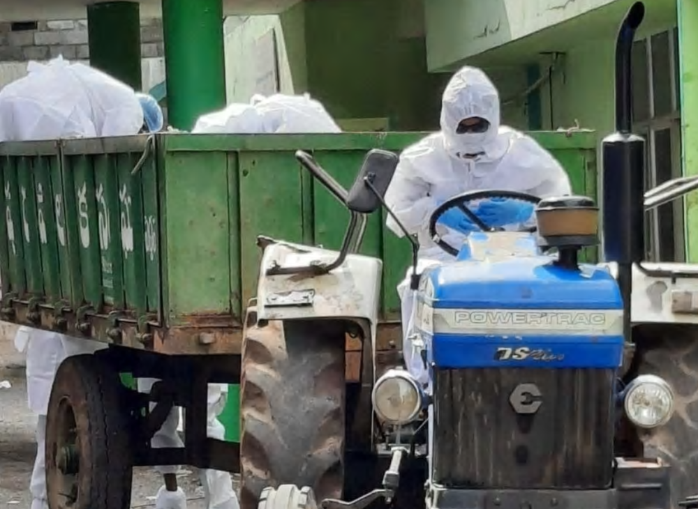 印度_社会|印度新冠死者遗体遭拒载后，医生主动请缨开拖拉机运送遗体