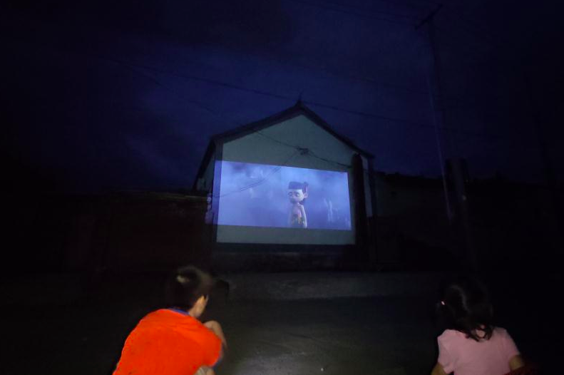 孩子|下水摸鱼、爬山登高、摘菜除草、捉虫捕虾，城里娃回村玩嗨了