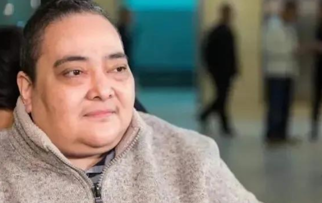 何鸿燊|赌王出殡后，大房、三房与何鸿燊旧照公开，赌王和两房合影的状态截然不同