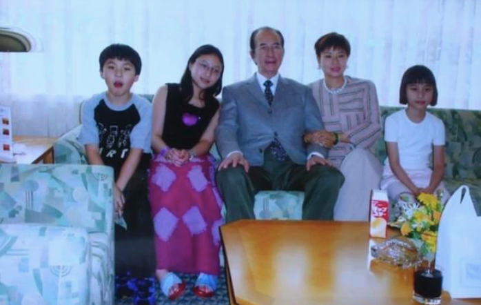 何鸿燊|赌王出殡后，大房、三房与何鸿燊旧照公开，赌王和两房合影的状态截然不同