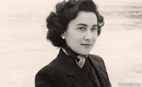 何鸿燊|赌王出殡后，大房、三房与何鸿燊旧照公开，赌王和两房合影的状态截然不同