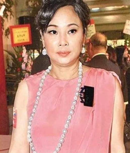 何鸿燊|赌王出殡后，大房、三房与何鸿燊旧照公开，赌王和两房合影的状态截然不同