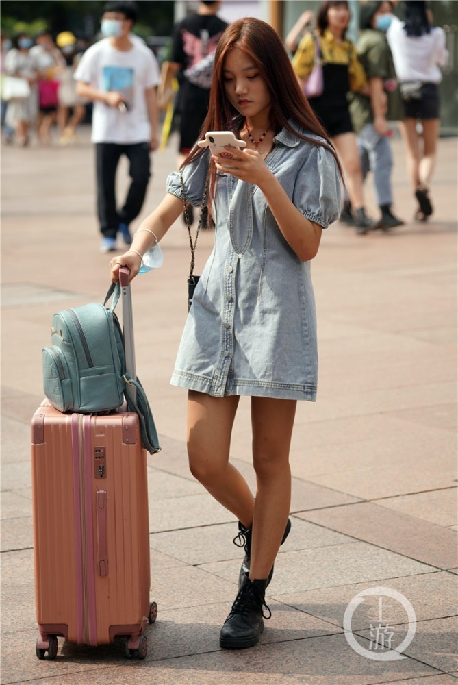 雨水停歇阳光初露重庆街头美女如云