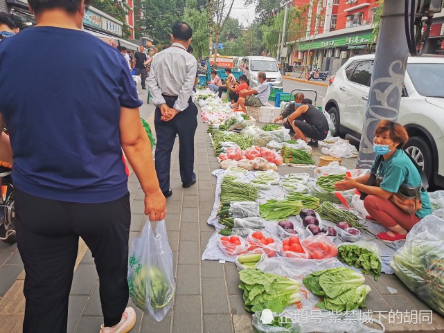 北京这里的地摊已成为常态提醒人们购买时注意佩戴手套