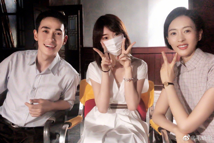 毛晓彤|毛晓彤开心晒合照，朱一龙笑得很呆萌，35岁童瑶美艳依旧