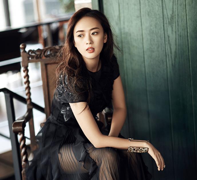 毛晓彤|毛晓彤开心晒合照，朱一龙笑得很呆萌，35岁童瑶美艳依旧